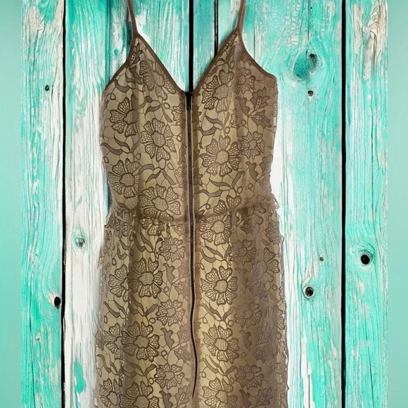 Chic Creme Front Zip Dress - Size Small (B10) - Picture 4 of 7